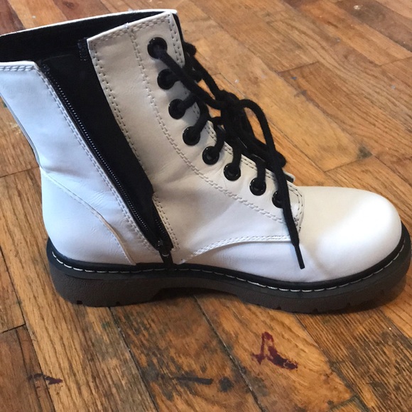 Boots - Picture 4 of 4